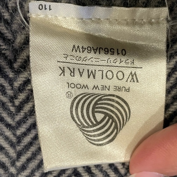 Burberry wool throw - Picture 3 of 5